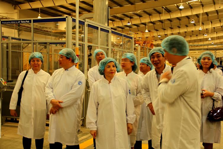 Các[-]tham[-]tán[-]thương[-]mại,[-]công[-]sứ[-]Việt[-]Nam[-]tại[-]các[-]nước[-]thăm[-]siêu[-]nhà[-]máy[-]sữa[-]của[-]Vinamilk